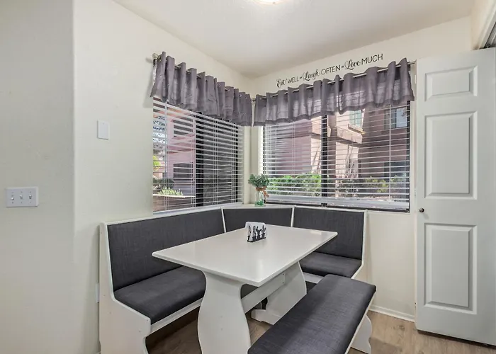 Stunning 3 Bedroom In The Heart Of Apartment *