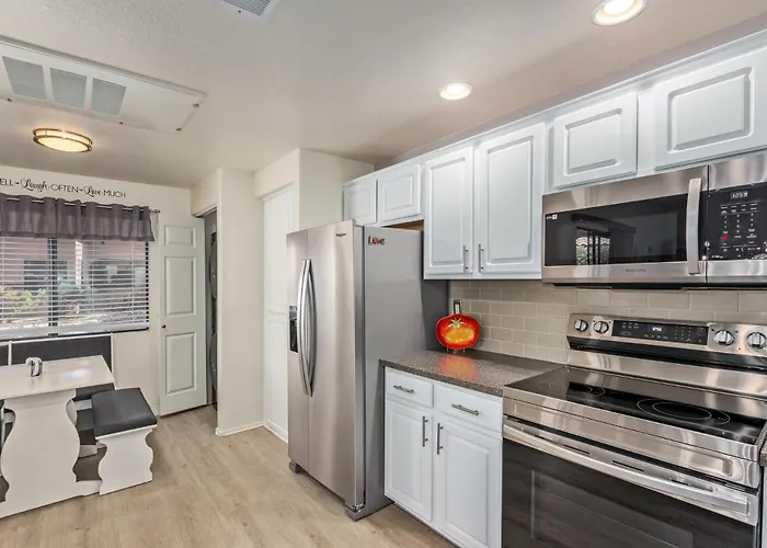 Stunning 3 Bedroom In The Heart Of Apartment *
